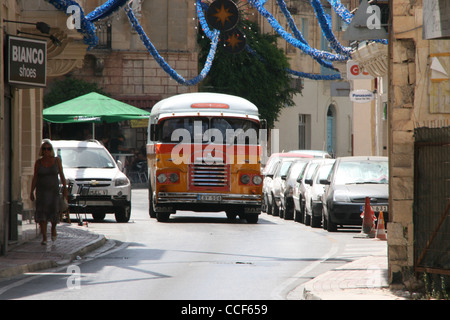 Traditionell gelb und orange Oldtimer Bus auf der Straße von Mosta auf Malta. Stockfoto