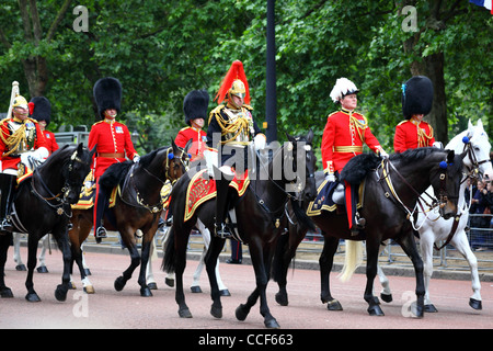 Haushalt Kavallerie Life Guard Regimenter Pall Mall entlang, während Trooping the Colour, London, England 2011 Stockfoto