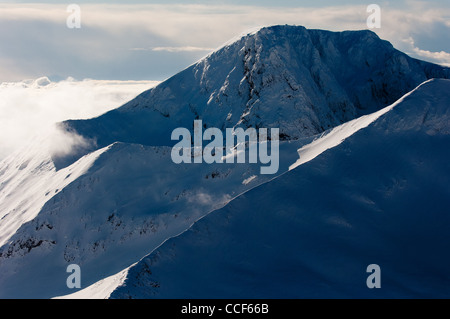 Ben Nevis north face von Nevis Range während des harten Winters im Schnee Sonne bedeckt mit Wanderer und Kletterer auf verschiedenen Bergrücken gesehen. Schottische Alkoholgradation Stockfoto