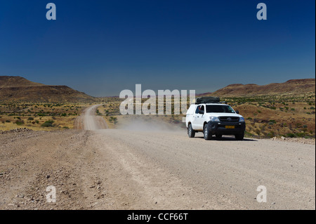 4 x 4 Fahrzeug übergeben auf der Schotterstraße in der Nähe von Palmwag. Damaraland, Namibia. Stockfoto