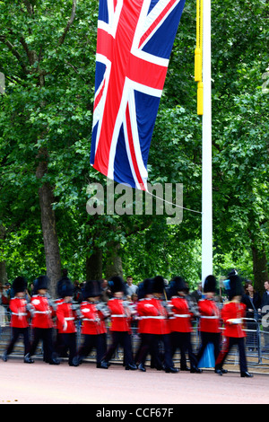 Irish Guards marschieren entlang Pall Mall während Trooping the Colour, London, England 2011 Stockfoto