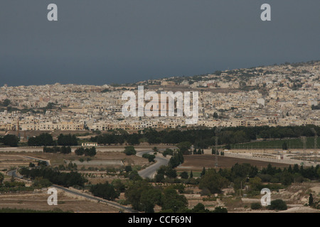 Ein Blick über Mosta Dome in Richtung Meer entnommen aus der alten ummauerten Stadt Mdina in Malta. Stockfoto