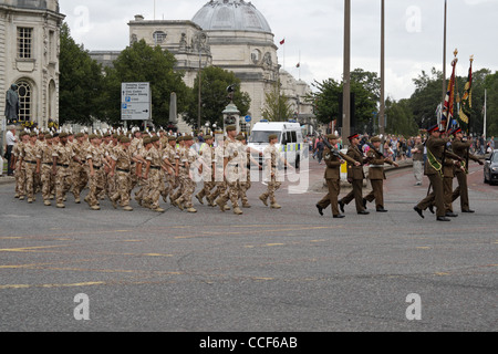 Die Parade des königlichen walisischen Regiments durch die Straßen von Cardiff Wales kehrte im August 2009 aus dem aktiven Dienst zurück. Britisches Militär Stockfoto