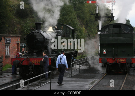 4566 & 5164 GWR Pannier Tank Motoren vorbereitet für des Tages laufen am Bahnhof Bewdley während der Herbst Gala 2010 Stockfoto