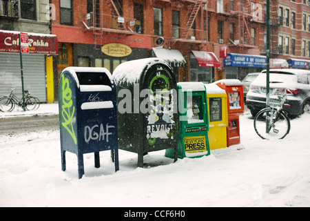 21. Januar 2012: Schnee gesehen fallen für einige Postfächer in der Innenstadt von New York City, USA. Stockfoto