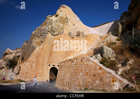 Schneiden Sie Felsen-Tokali Kilise ("Kirche der Schnalle") in Göreme Nationalpark, Nevsehir, Kappadokien, Türkei. Stockfoto