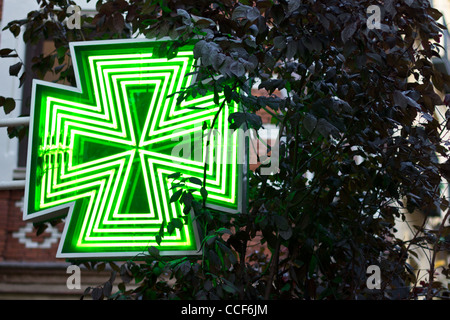 Grün leuchtet Apotheke Zeichen in Madrid Stockfoto