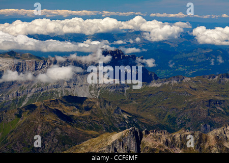 Blick vom Gipfel des Mont Blanc mit Blick auf die Grand Massif Region Savoie Französisch Alpen mit Wolken über den Gipfeln Stockfoto