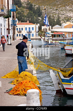 Eine alte Fischer in dem malerischen Hafen und Dorf von Kastellorizo (oder "Meghisti") Insel, Dodekanes, Griechenland Stockfoto