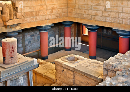 Teilansicht der minoische Palast von Knossos, Heraklion, Kreta, Griechenland. Die Gänge führt zu der Königin ' s Wohnungen. Stockfoto