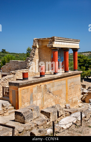 Teilansicht der minoische Palast von Knossos mit charakteristischen Säulen und ein Fresko eines Stiers hinter. Kreta, Griechenland Stockfoto