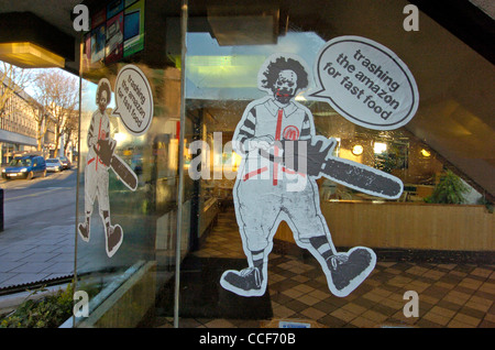 Greenpeace-Protest in einem Mc Donalds Restaurant in Bristol über die Entwaldung. Stockfoto