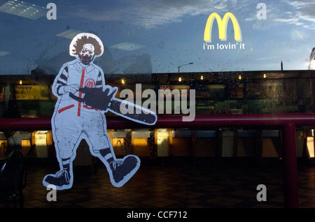 Greenpeace-Protest in einem Mc Donalds Restaurant in Bristol über die Entwaldung. Stockfoto