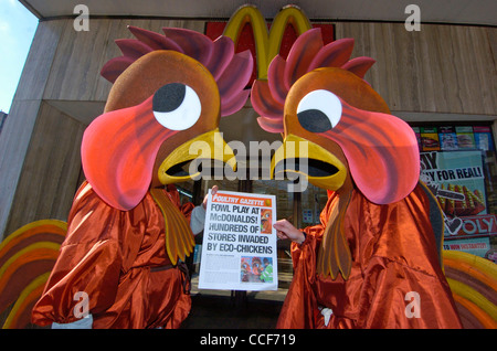 Greenpeace-Protest in einem Mc Donalds Restaurant in Bristol über die Entwaldung. Stockfoto