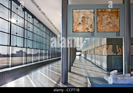 Innenansicht des (neuen) Akropolis-Museum, Teil der Parthenon-Galerie im 3. Stock des Museums, Athen, Griechenland. Stockfoto