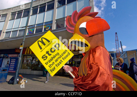 Greenpeace-Protest in einem Mc Donalds Restaurant in Bristol über die Entwaldung. Stockfoto