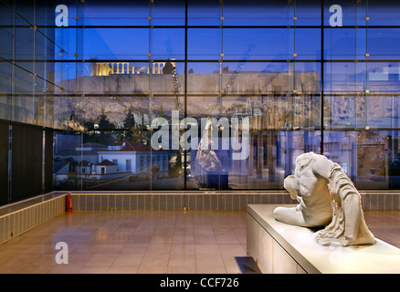 Innenansicht des Akropolis-Museums (neu). Im Hintergrund durch das Glas sehen Sie die Akropolis und das Parthenon. Stockfoto