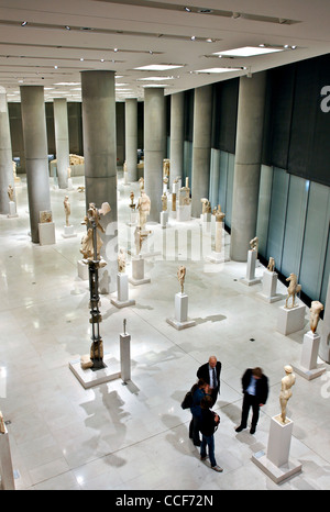 Innenansicht des Akropolis-Museums (neu). Hier sehen Sie die archaische Galerie im 1. Stock (Ebene 1). Athen, Griechenland Stockfoto