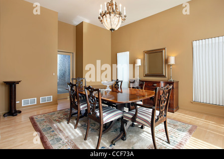 Großer Speisesaal mit Tan farbige Wände Stockfoto