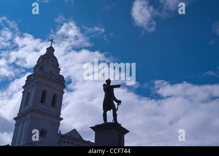 Statue von Antonio José de Sucre befindet sich in Santa Domingo Plaza in Quito, Ecuador. Stockfoto