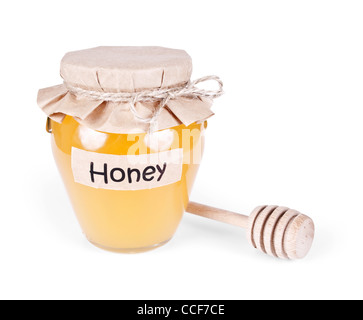 Glas Glas Honig mit hölzernen Drizzler isoliert auf weiss Stockfoto
