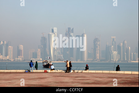 Fischer vor der Innenstadt Skyline von Doha, Katar Stockfoto