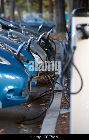 Alle Elektroautos Nissan Leaf aufladen. Stockfoto