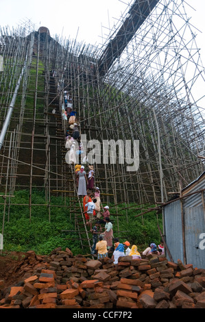 Arbeitnehmer und Gerüste auf der Abhayagiri Dagoba, Anuradhapura, Sri Lanka Stockfoto