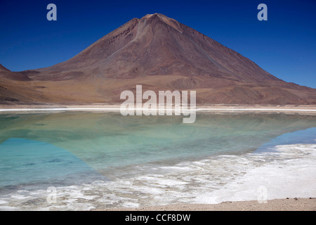 Laguna Verde, einer hoch gelegenen grünen See in der Nähe von Bolivien Salar de Uyuni, der weltweit größte Salz Wohnung. Stockfoto