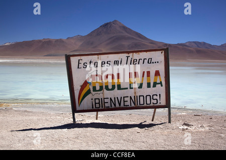 Laguna Verde, einer hoch gelegenen grünen See in der Nähe von Bolivien Salar de Uyuni, der weltweit größte Salz Wohnung. Stockfoto