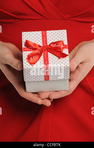 Innenfeldes Frau mit Geschenk-Box mit rotem Band Stockfoto