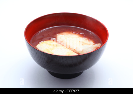 Japanische Reiskuchen mit süßen roten Bohnensuppe, benannt Oshiruko Stockfoto