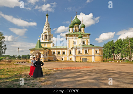 Russland, Uglitsch, Russisch-orthodoxe Kirche neben dem Kloster der Auferstehung mit Priester und Gemeindemitglied Stockfoto