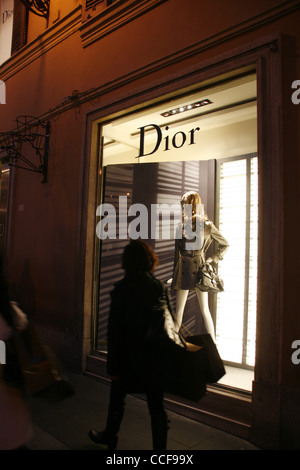 Dior-Schaufenster auf die via Condotti in Rom Italien in der Nacht Straße Stockfoto