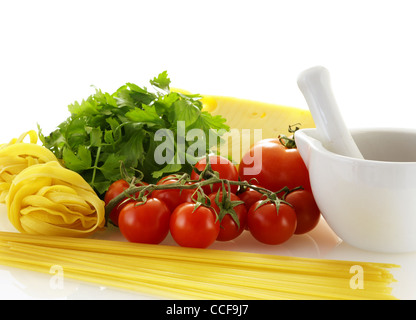 frische Zutaten zur Herstellung von Pasta mit Sause auf weißem Hintergrund Stockfoto