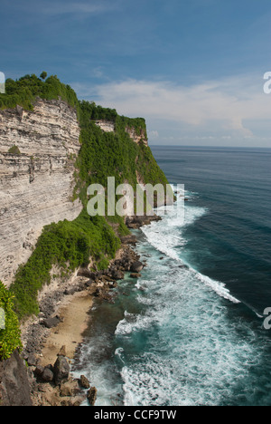 Blick auf die hohe Klippe von Uluwatu. Schuss aus dem Uluwatu Tempel. Der Uluwatu-Tempel in Pecatu, Bali, ist einer der wichtigsten Tempel in Bali. Stockfoto