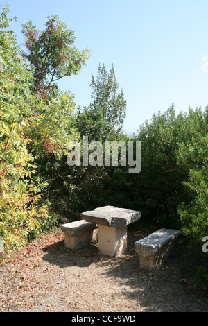 Steinbank und Tisch im Garten in Landschaft Stockfoto