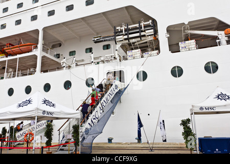 Passagiere, die Einschiffung MSC Armonia in Cagliari, Italien Stockfoto