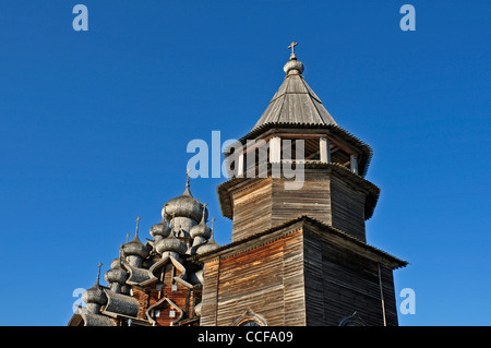 Russland, See Onega, Insel Kischi, Glockenturm (1874) mit Russisch-Orthodoxen hölzerne Kirche der Verklärung (1714) hinten Stockfoto