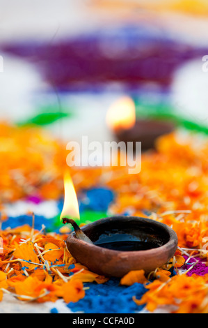 Brennenden Öllampen auf einem Festival Rangoli Design. Puttaparthi, Andhra Pradesh, Indien Stockfoto