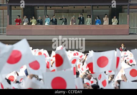 2. Januar 2011 - Tokyo, Japan - (von 5 L bis 4R) versammelten japanischen Kronprinzessin MASAKO, Kronprinz NARUHITO, Kaiser AKIHITO, Kaiserin MICHIKO, Prinz AKISHINO und seine Frau Prinzessin KIKO und andere Mitglieder der kaiserlichen Familie Welle an Gratulanten in der Hofburg, das neue Jahr zu feiern. ( Stockfoto