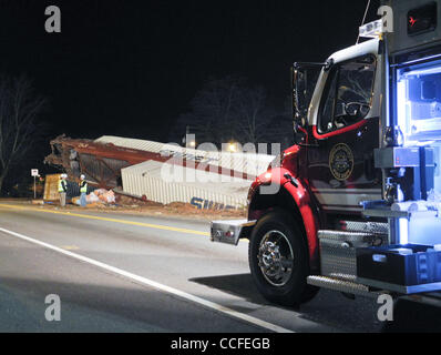 4. Januar 2011 - Douglasville, Georgia, US - A Nofolk-Southern Zug entgleiste um 01:00 am Dienstag in der Innenstadt, Douglasville, Ga. Entsprechend Douglas County PIO Wes Tallon traf der Zug Richtung Westen aus Atlanta, ein unbekanntes Problem verursacht ca. 11 Autos, entgleisen, con verschütten Stockfoto