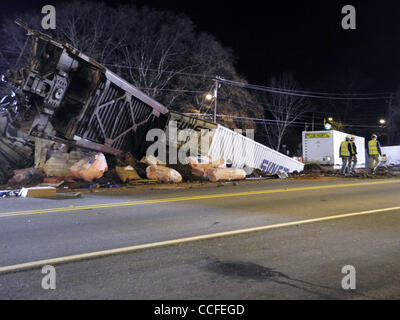 4. Januar 2011 - Douglasville, Georgia, USA - A Norfolk Southern Zug, der um 01:00 am Dienstag entgleist. Der Zug Richtung Westen aus Atlanta, begegnet ein unbekanntes Problem verursacht ca. 11 Autos, entgleisen, verschütten Containerwagen entlang der Strecke. Keine Verletzungen wurden berichtet. (Kredit Imag Stockfoto