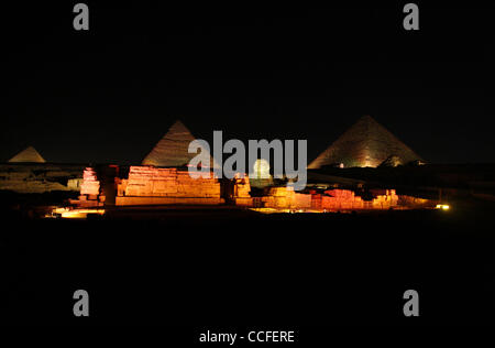 4. Januar 2011 - leuchtet Giza, Ägypten - die große Sphinx und die Pyramide des Chephren. In der Nacht auf dem Gizeh-Plateau, nachdem die Sonne, unter den Pyramiden untergegangen ist, die bunten Lichter kommen und tanzen überall auf der Sphinx und die Pyramiden in eine Specticle, die als "Sound and Light Show" bekannt ist. (Cre Stockfoto