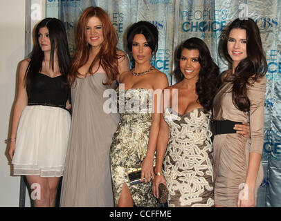 5. Januar 2011 statt - Los Angeles, Kalifornien, USA - KYLIE JENNER, KHLOE KARDASHIAN, KIM KARDASHIAN, KOURTNEY KARDASHIAN und KENDALL JENNER bei die Peoples Choice Awards 2011 im Nokia Theatre in Los Angeles. (Kredit-Bild: © Lisa O'Connor/ZUMAPRESS.com) Stockfoto