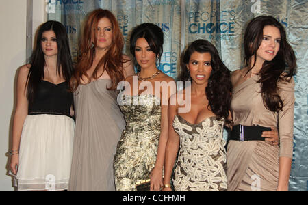 5. Januar 2011 statt - Los Angeles, Kalifornien, USA - KYLIE JENNER, KHLOE KARDASHIAN, KIM KARDASHIAN, KOURTNEY KARDASHIAN und KENDALL JENNER bei die Peoples Choice Awards 2011 im Nokia Theatre in Los Angeles. (Kredit-Bild: © Lisa O'Connor/ZUMAPRESS.com) Stockfoto