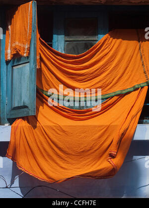 Stoff von Saris Trocknung auf ein Fenster in Ooty Tamil Nadu Staat Indien Stockfoto