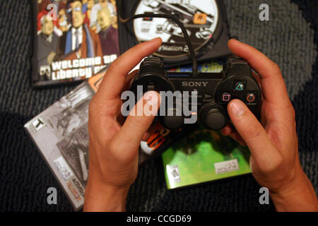 22. August 2004; Los Angeles, Kalifornien, USA; Die Sony PlayStation 2-Konsole Videospielsystem. Stockfoto