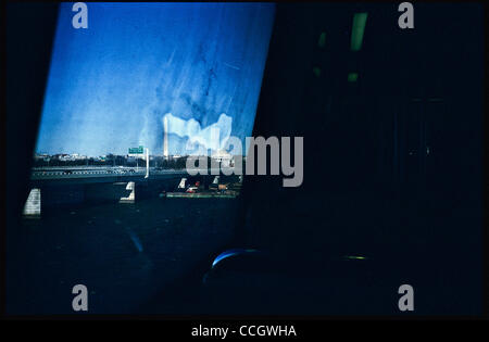 28. Dezember 2010 - Washington, District Of Columbia, USA - ein Mann wartet, bis der Zug am Fort Totten Metro Stop in Washington, D.C., mit Leica auf Kodachrome erschossen. (Kredit-Bild: © Bill Putnam/ZUMAPRESS.com) Stockfoto