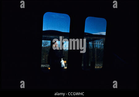 28. Dezember 2010 - Washington, District Of Columbia, USA - der letzte Frame des Fotografen Bill Putnam letzten Wurf Kodachrome 64 wartet auf einen Zug auf die Brookland Metro Station in Washington, D.C., mit Leica auf Kodachrome erschossen. (Kredit-Bild: © Bill Putnam/ZUMAPRESS.com) Stockfoto